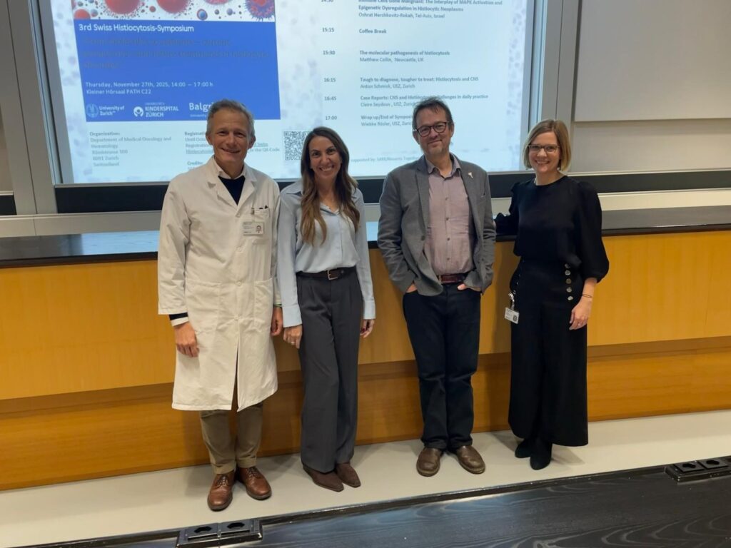 Prof. Dr. med. Markus G. Manz (ganz links) und Dr. med. Wiebke Rösler ( ganz rechts) freuten sich über die spannenden Beiträge der beiden internationalen Referenten, Dr. Oshrat Hershkovitz-Rokah (Tel Aviv, Israel, 2. von links) und Prof. Matthew Collin (Newcastle, UK, 2. von rechts)